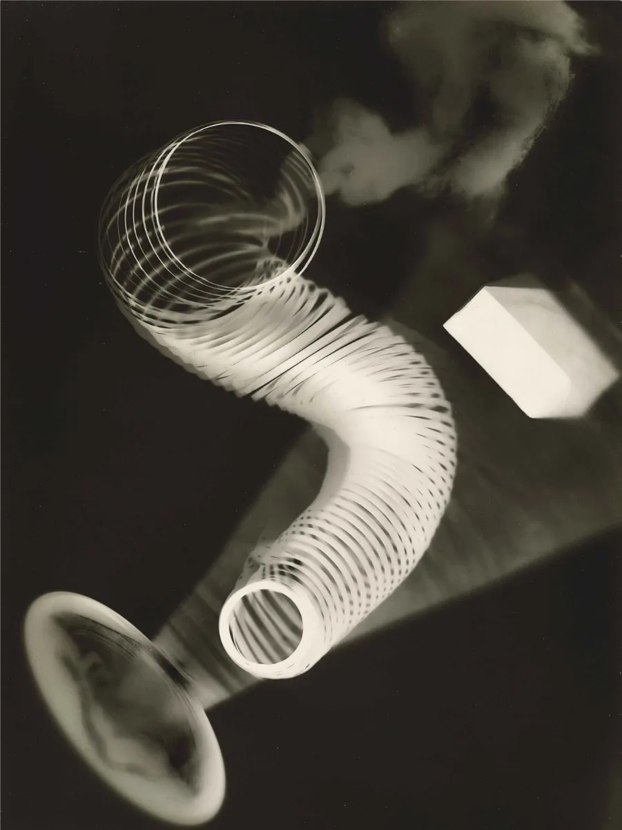 Man Ray: Fotoğrafın Gerçekliği Bozduğu An 7 Man Ray 1922 Untitled Rayograph