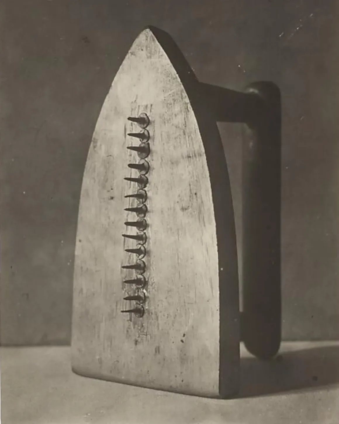 Man Ray: Fotoğrafın Gerçekliği Bozduğu An 5 Man Ray Gift c. 1958 replica of 1921 original
