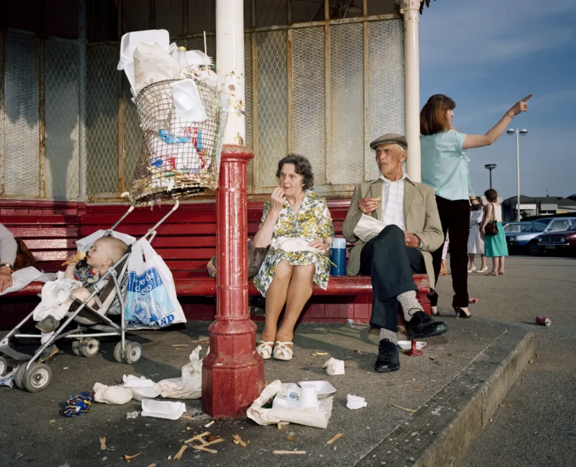 Martin Parr – The Last Resort New Brighton 1985 family eating chips