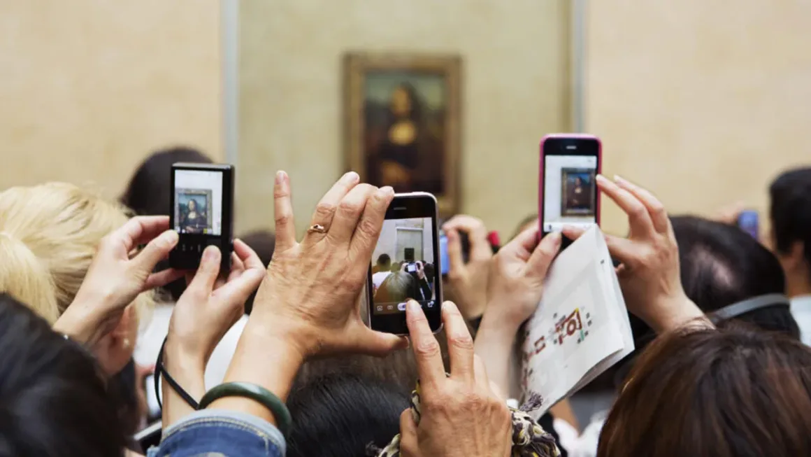 Martin Parr – tourists photographing Mona Lisa
