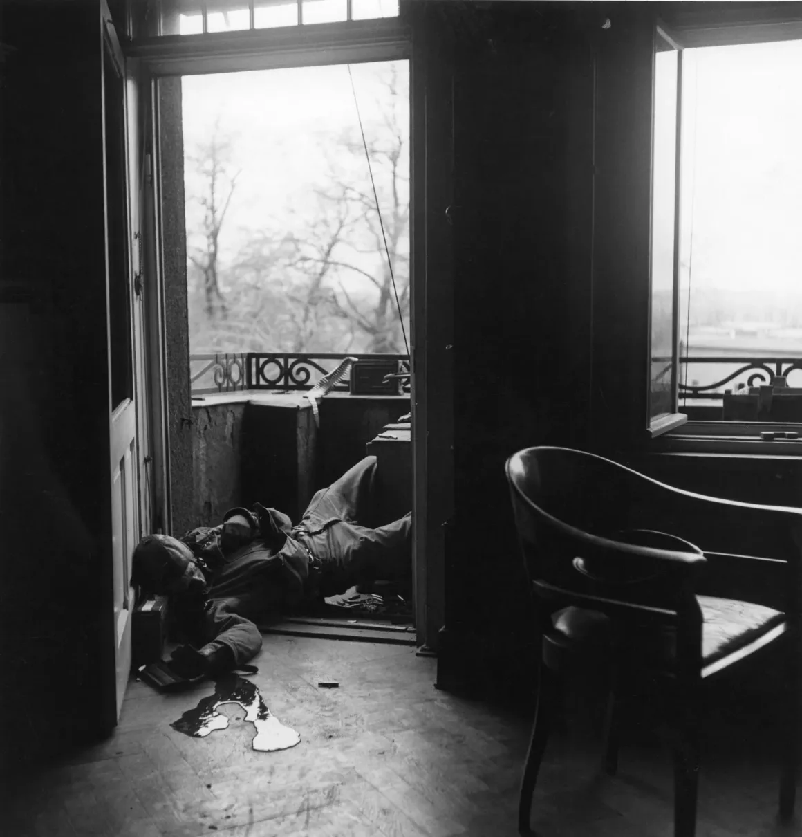 Robert Capa Kimdir? Savaşın İçinden Fotoğraf Çeken Efsanevi Foto Muhabiri 12 Robert Capa – American Soldier Killed by a German Sniper – Leipzig – 1945