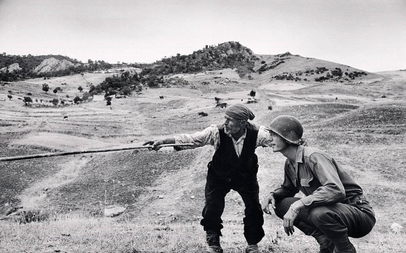 Robert Capa Kimdir? Savaşın İçinden Fotoğraf Çeken Efsanevi Foto Muhabiri 8 Robert Capa – Amerikan Askeri ve Sicilya Koylu – Troina Sicilya – 1943