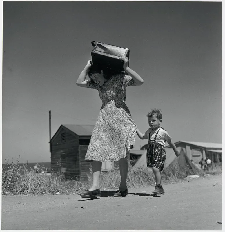 Robert Capa Kimdir? Savaşın İçinden Fotoğraf Çeken Efsanevi Foto Muhabiri 14 Robert Capa – Immigrants Arriving in Haifa – 1949