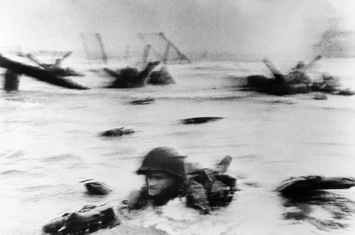 Robert Capa Kimdir? Savaşın İçinden Fotoğraf Çeken Efsanevi Foto Muhabiri 17 Robert Capa – Omaha Beach Landing – Normandy – 1944