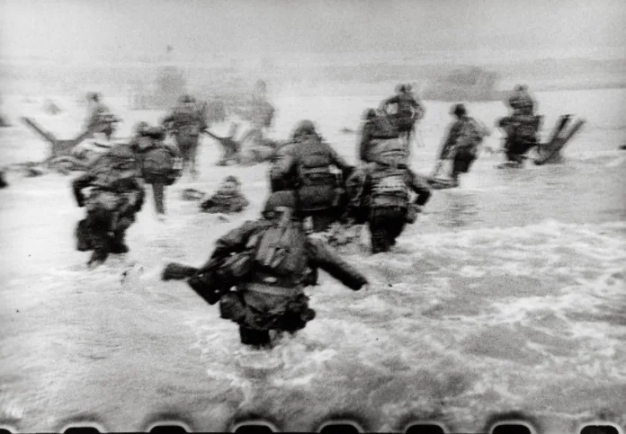 Robert Capa Kimdir? Savaşın İçinden Fotoğraf Çeken Efsanevi Foto Muhabiri 9 Robert Capa – Omaha Beach Landing – Normandy – 1944