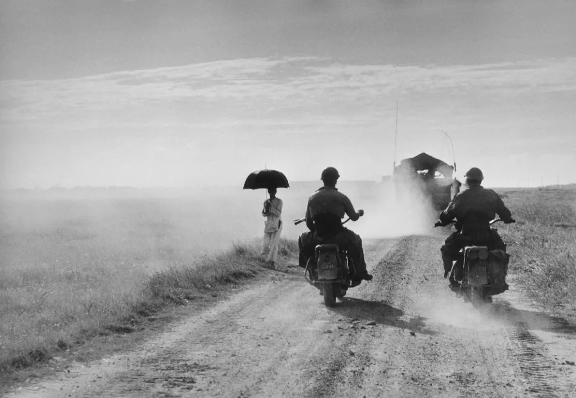Robert Capa Kimdir? Savaşın İçinden Fotoğraf Çeken Efsanevi Foto Muhabiri 16 Robert Capa – On the Road from Nam Dinh to Thai Binh – Vietnam – 1954