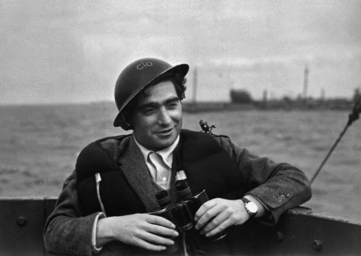 Robert Capa Kimdir? Savaşın İçinden Fotoğraf Çeken Efsanevi Foto Muhabiri 24 Robert Capa – Portrait with Camera