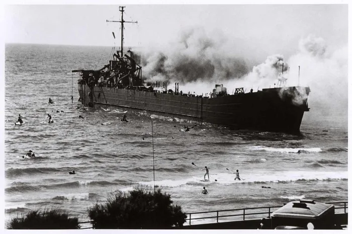Robert Capa Kimdir? Savaşın İçinden Fotoğraf Çeken Efsanevi Foto Muhabiri 15 Robert Capa – The Altalena Under Fire – Tel Aviv – 1948