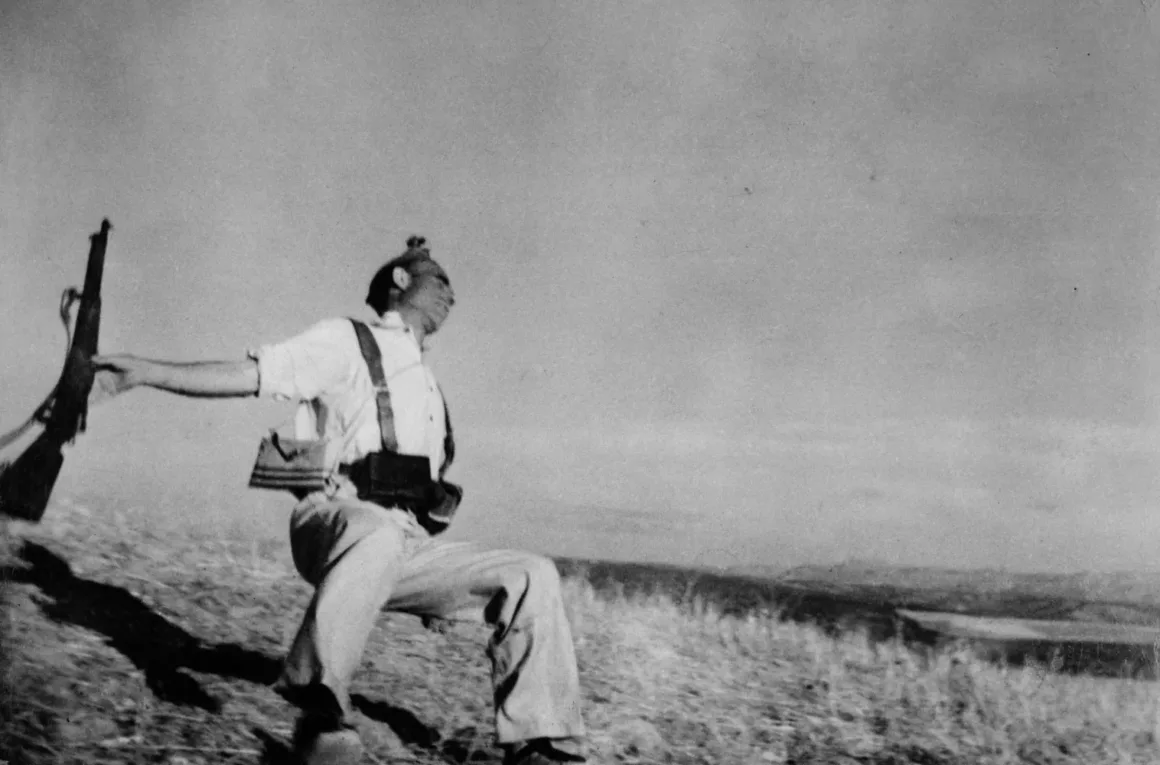 Robert Capa Kimdir? Savaşın İçinden Fotoğraf Çeken Efsanevi Foto Muhabiri 2 Robert Capa Kimdir? Savaşın İçinden Fotoğraf Çeken Efsanevi Foto Muhabiri