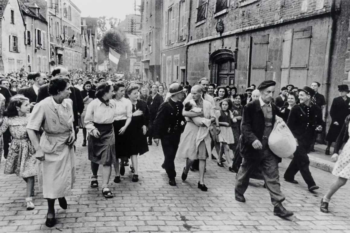Robert Capa Kimdir? Savaşın İçinden Fotoğraf Çeken Efsanevi Foto Muhabiri 10 Robert Capa – The Shaved Woman of Chartres – 1944