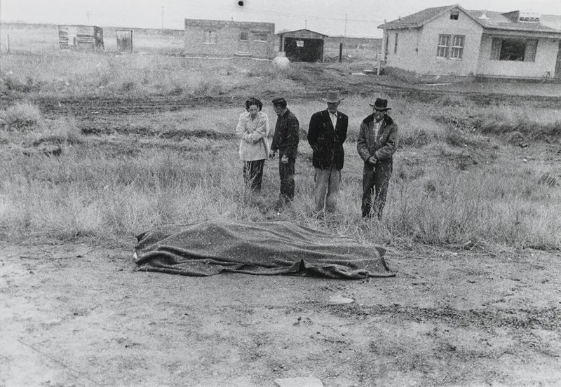 Robert Frank Kimdir? Amerika’ya Dışarıdan Bakan Fotoğrafçı 4 Robert Frank – Car accident U.S. 66 between Winslow and Flagstaff Arizona 1955–56