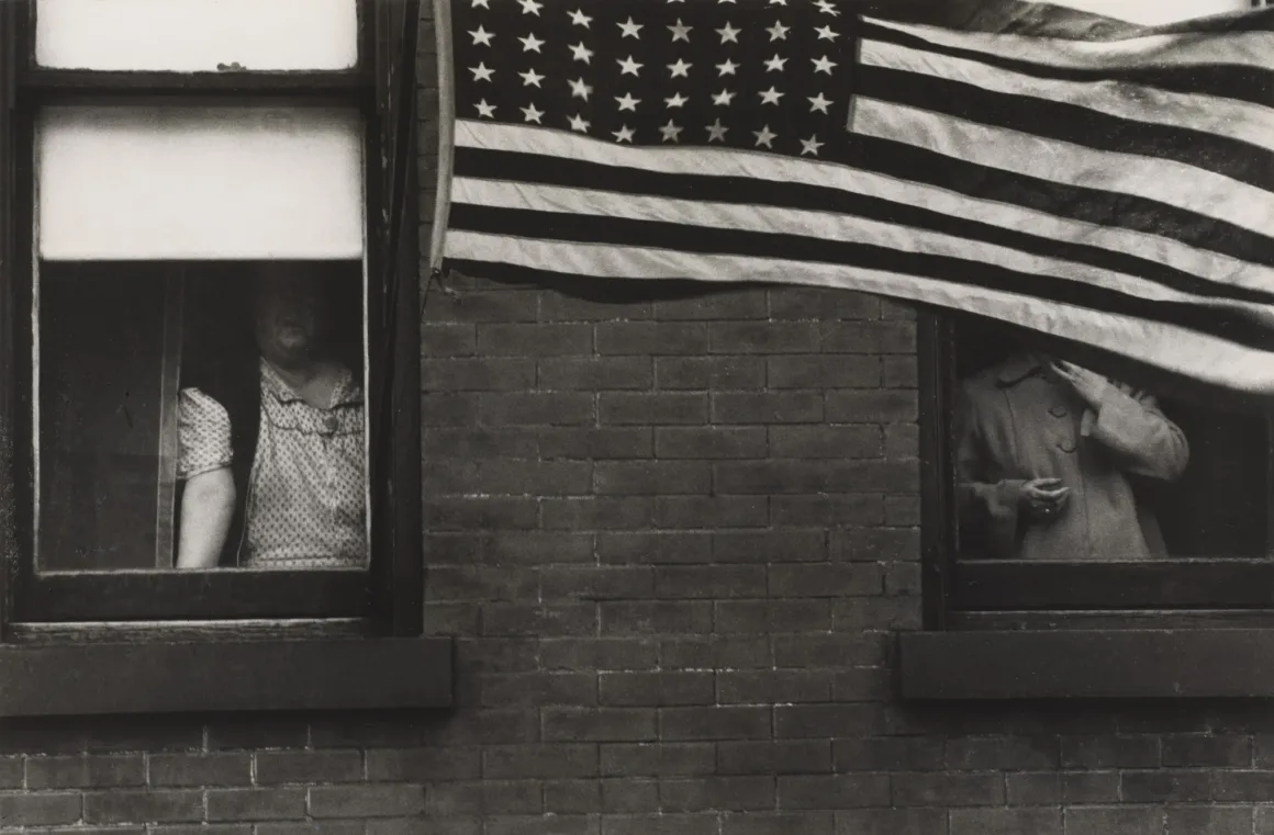 Robert Frank Kimdir? Amerika’ya Dışarıdan Bakan Fotoğrafçı 12 Robert Frank – Parade Hoboken New Jersey 1955