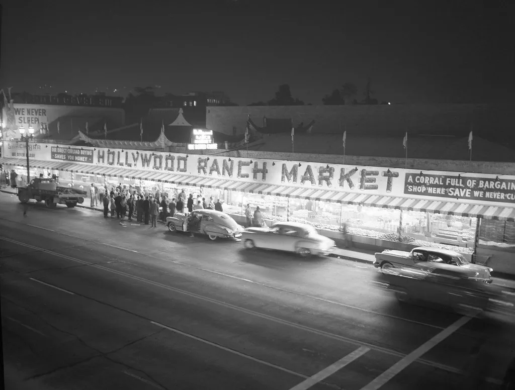 Robert Frank Kimdir? Amerika’ya Dışarıdan Bakan Fotoğrafçı 13 Robert Frank – Ranch Market Hollywood 1955