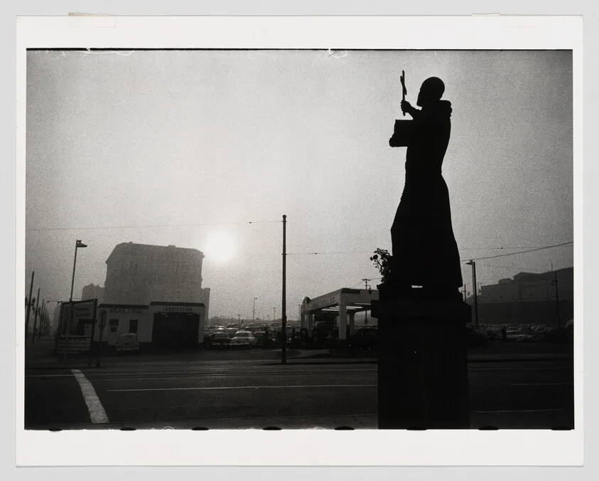 Robert Frank Kimdir? Amerika’ya Dışarıdan Bakan Fotoğrafçı 14 Robert Frank – St. Francis Gas Station and City Hall Los Angeles 1955–56