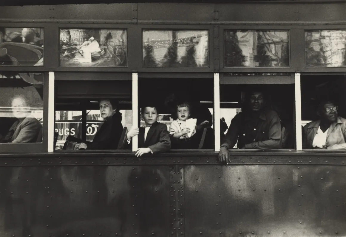 Robert Frank Kimdir? Amerika’ya Dışarıdan Bakan Fotoğrafçı 11 Robert Frank – Trolley New Orleans 1955