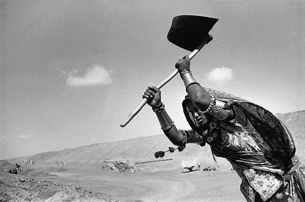 Sebastiao Salgado Les mains de lhomme Chantier ducanal du Rajasthan 3