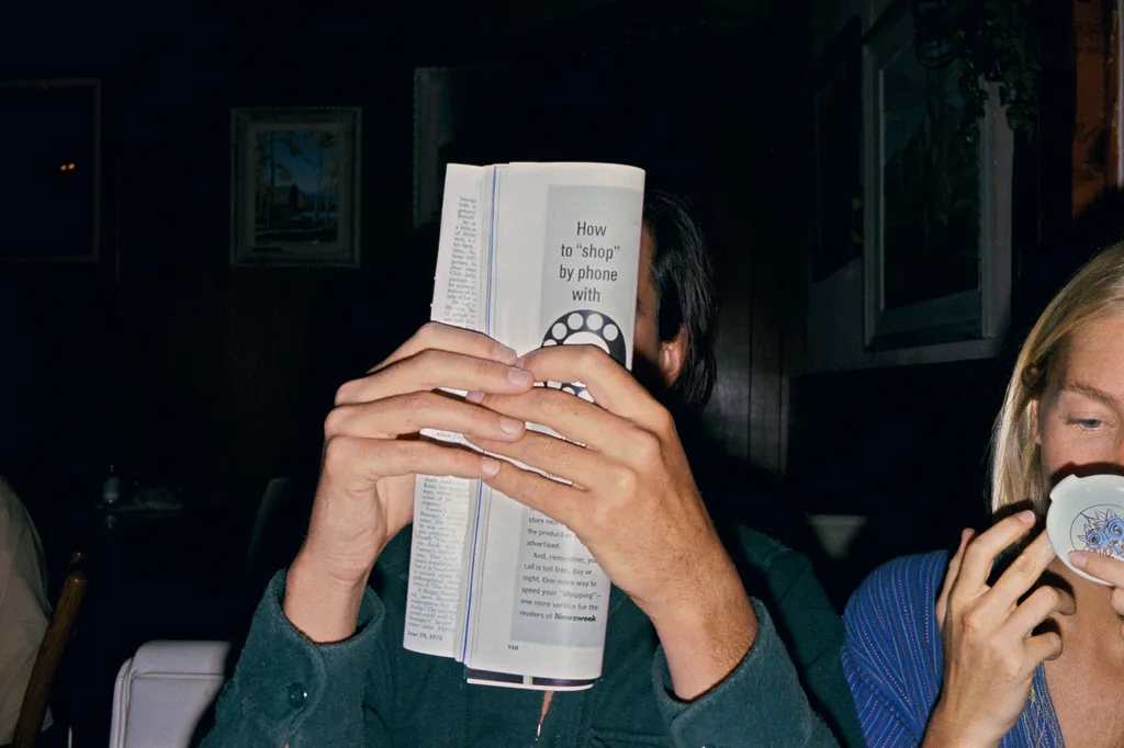 Stephen Shore – Santa Fe New Mexico 1972 ic mekanda gazete okuyan adam