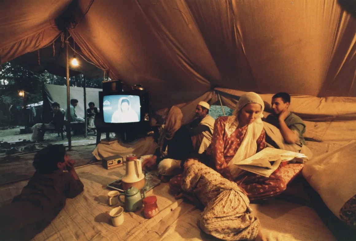 Steve McCurry – Afghan Refugees Watching TV Pakistan 1984