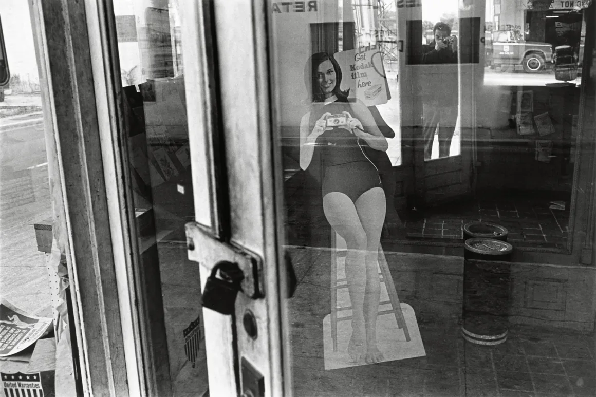 Life Still: Lee Friedlander’ın Gündelik Amerika’yı Parçalama Biçimi 8 lee friedlander savannah georgia 1969