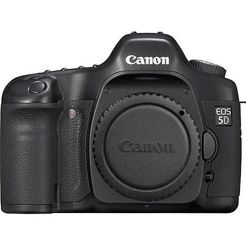 Lens takılı olmayan siyah bir Canon EOS 5D dijital kamera gövdesi; ön yüzünde Canon logosu ve EOS 5D ibaresi net şekilde görülüyor.