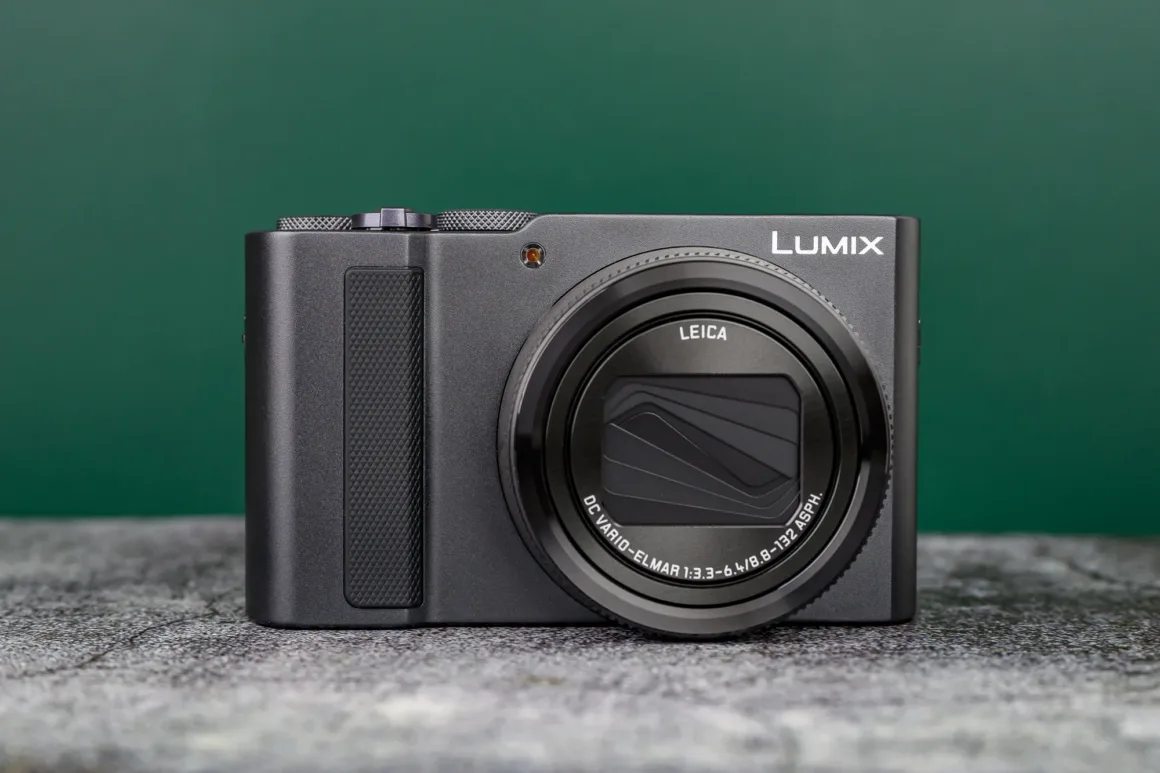 Panasonic Lumix ZS300 İnceleme: Eski Model Daha İyiydi? 1 Panasonic Lumix ZS300 İnceleme: Eski Model Daha İyiydi?
Leica lensli siyah bir Panasonic Lumix dijital kamera, yeşil bir arka plan önünde dokulu gri bir yüzey üzerinde duruyor.