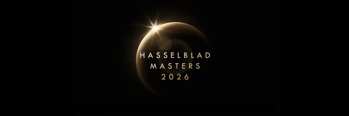 Siyah arka planda parlayan altın bir hilal ve ışık patlaması efekti. Üzerinde ortalanmış şekilde “Hasselblad Masters 2026” yazısı yer alıyor.
