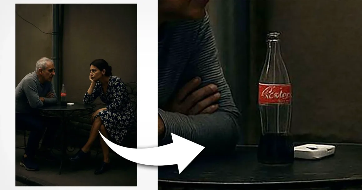 Gece açık havada küçük yuvarlak bir masada oturan bir kadın ve erkek konuşuyor; masada Coca-Cola şişesi ve kül tablası detayına dikkat çeken işaret bulunuyor.