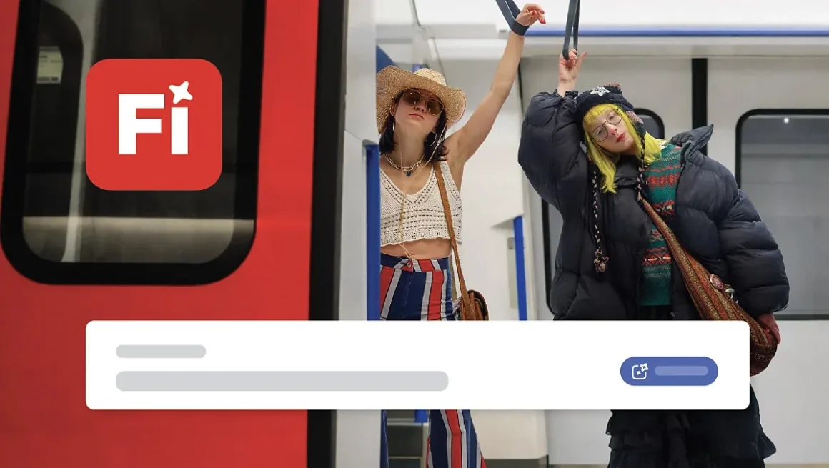 Renkli kıyafetler giymiş iki genç kadın metro peronunda duruyor, biri kolunu kaldırmış. Solda kırmızı bir metro treni var ve görüntünün üzerine büyük bir "Fi" logosu ile bir arama çubuğu grafiği yerleştirilmiş.
