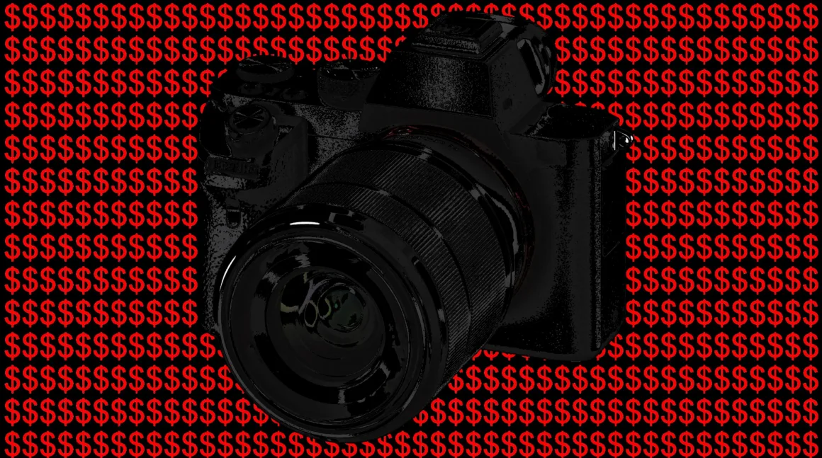 Sıfır veya Düşük Bütçeyle Fotoğrafçılığa Nasıl Başlanır?
Yüksek fotoğraf ekipmanı maliyetini ima eden, arka planı dolar işaretleriyle dolu kırmızı bir zeminde ortalanmış siyah bir dijital kamera.