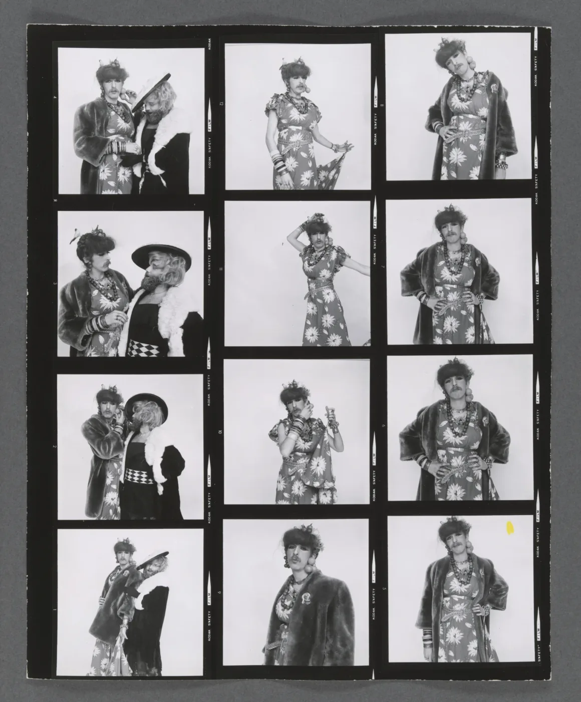 Çiçek desenli elbise, kürk ve şapka giyen bir kişinin teatral pozlar verdiği siyah beyaz kontakt baskı; bazı karelerde benzer kostümlü başka bir kişi de bulunuyor.