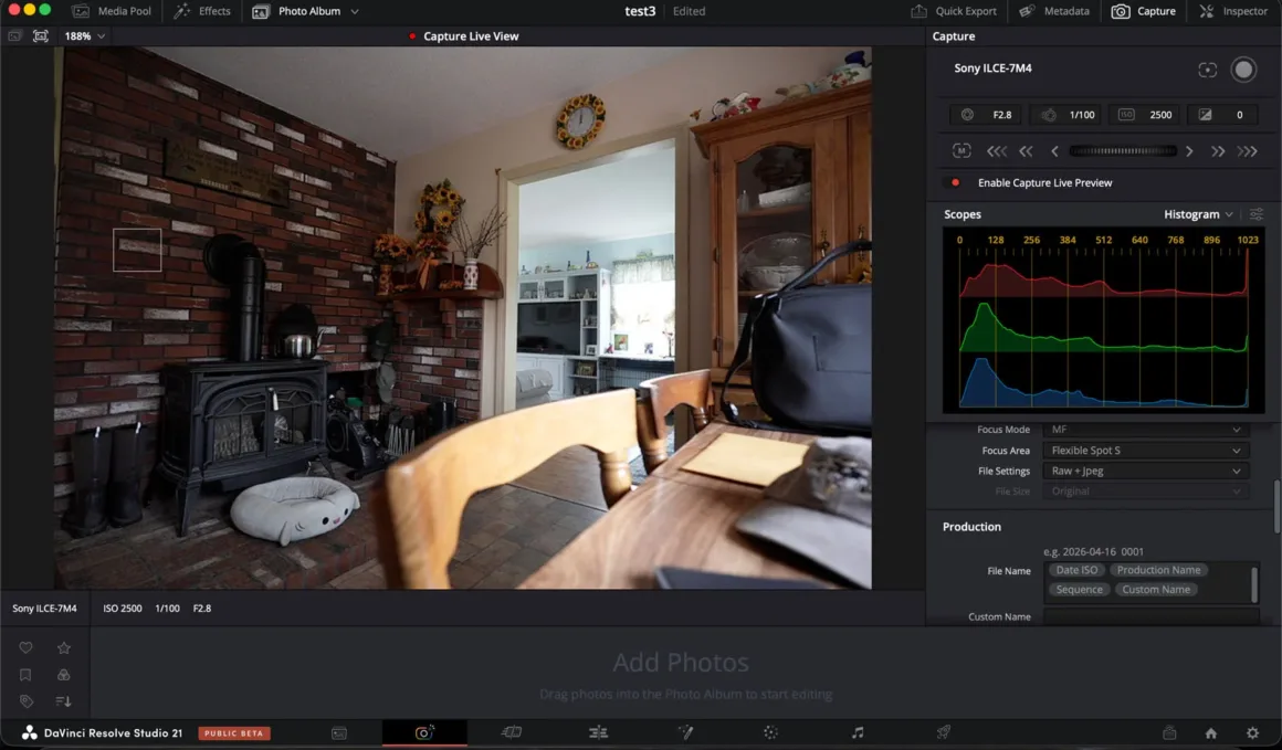 Ahşap mobilyalar, tuğla duvar, soba ve ayçiçekleri bulunan bir oturma odası sahnesi; sağ tarafta histogram ve ayar panelleriyle fotoğraf düzenleme arayüzü açık.