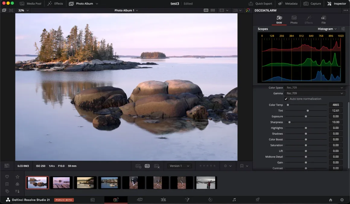 Fotoğraf düzenleme ekranında, çam ağaçlarıyla kaplı kayalık adalar ve pastel tonlarda bir gökyüzü altında sakin su manzarası yer alıyor; sağ tarafta histogram ve renk ayarları bulunuyor.