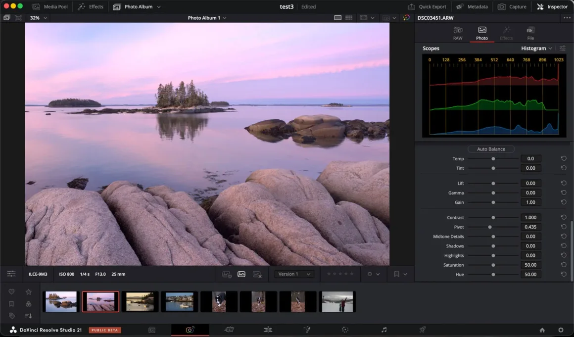 Fotoğraf düzenleme ekranında gün batımında kayalık bir kıyı ve sakin su yüzeyi görülüyor; sağ panelde histogram ve renk ayar araçları yer alıyor.