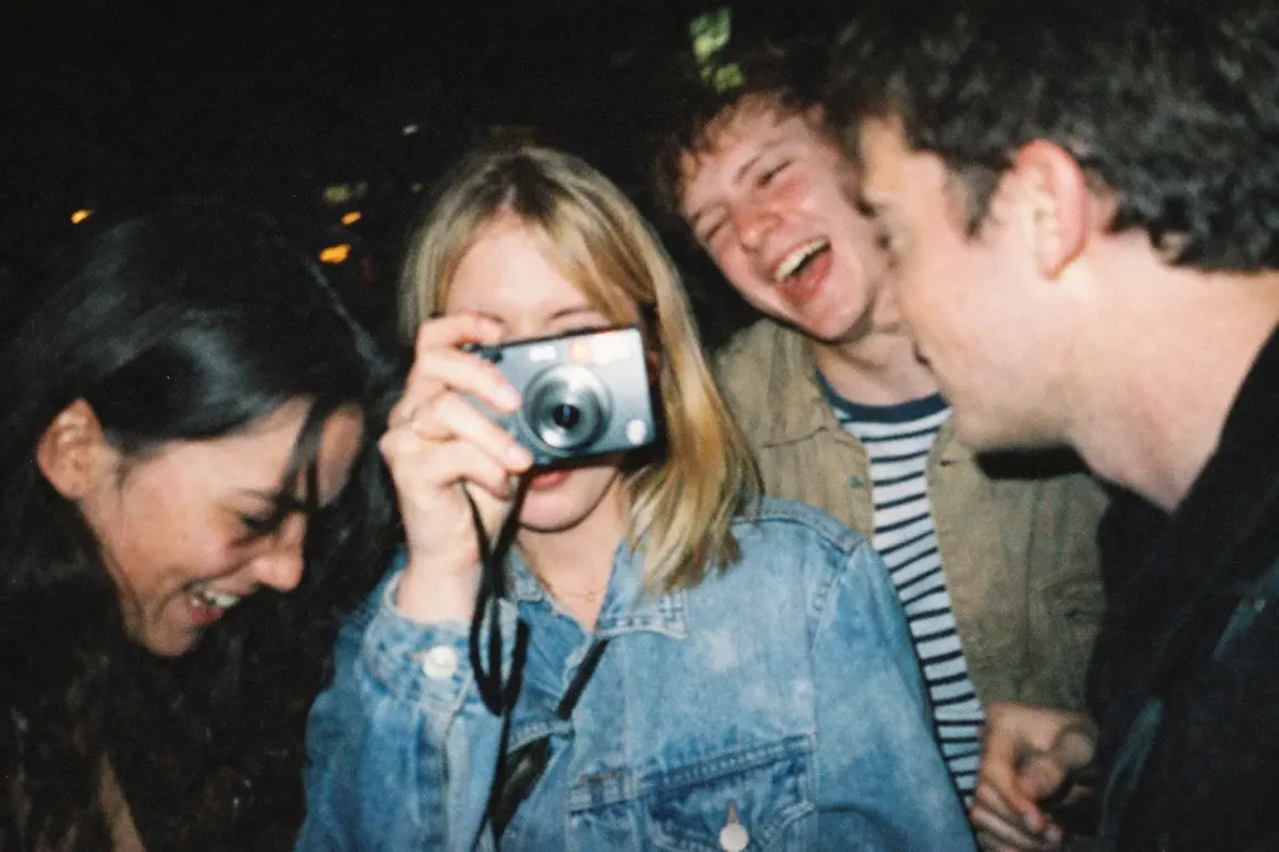 Kusursuzluğun Sıkıcılığı: Neden Analog’a Dönüyoruz? 5 genclerin digicam ile fotograf cektigi sahne