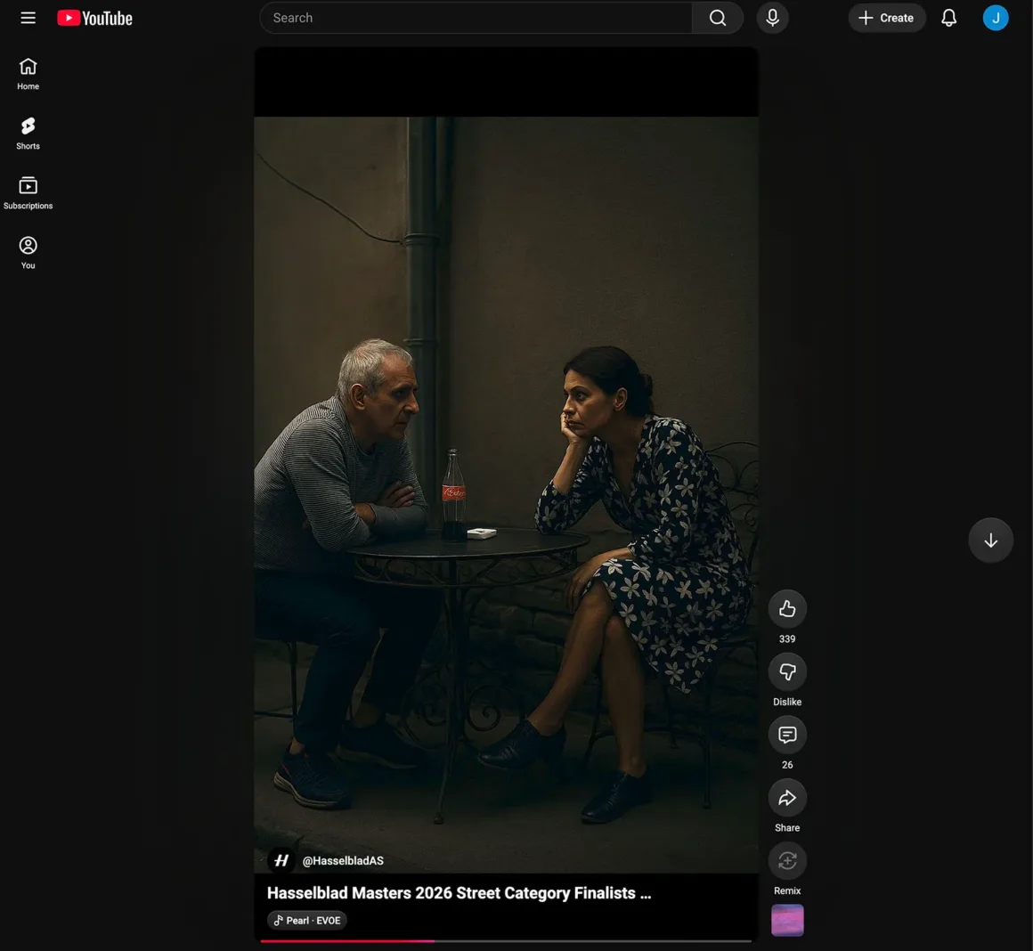 Gece ortamında küçük bir masada karşılıklı oturan bir kadın ve erkek, loş ışıkta sohbet ediyor; sahne yapay zekâ estetiği hissi veriyor.