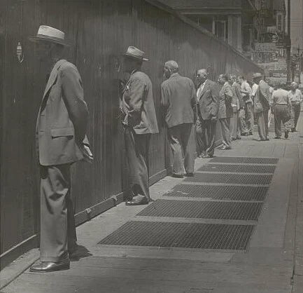 Sokak üzerindeki tabela ve vitrinlerin yer aldığı bir sahne, ‘peep show’ ifadesi görülen şehir detayı, 1949.