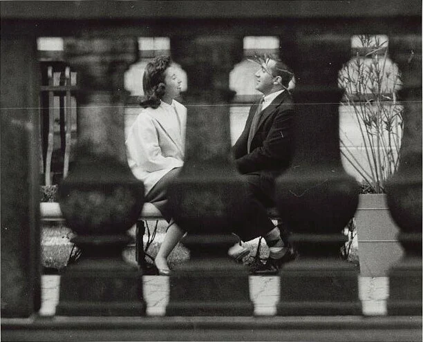 New York’ta bir bankta oturan bir çift, 1956.