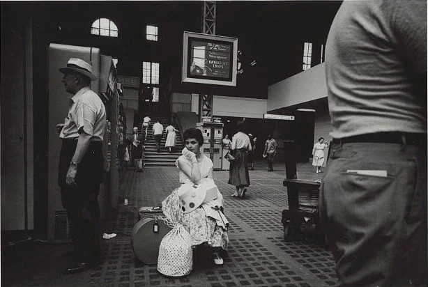 Penn Station’da valizleriyle oturan bir kadın, 1958.