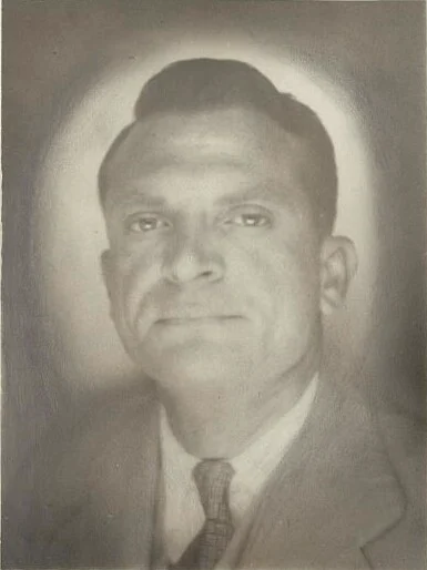 Önden bakışla çekilmiş, baş ve omuz kadrajında bir erkek portresi, sade arka plan, 1949–1967 arası.