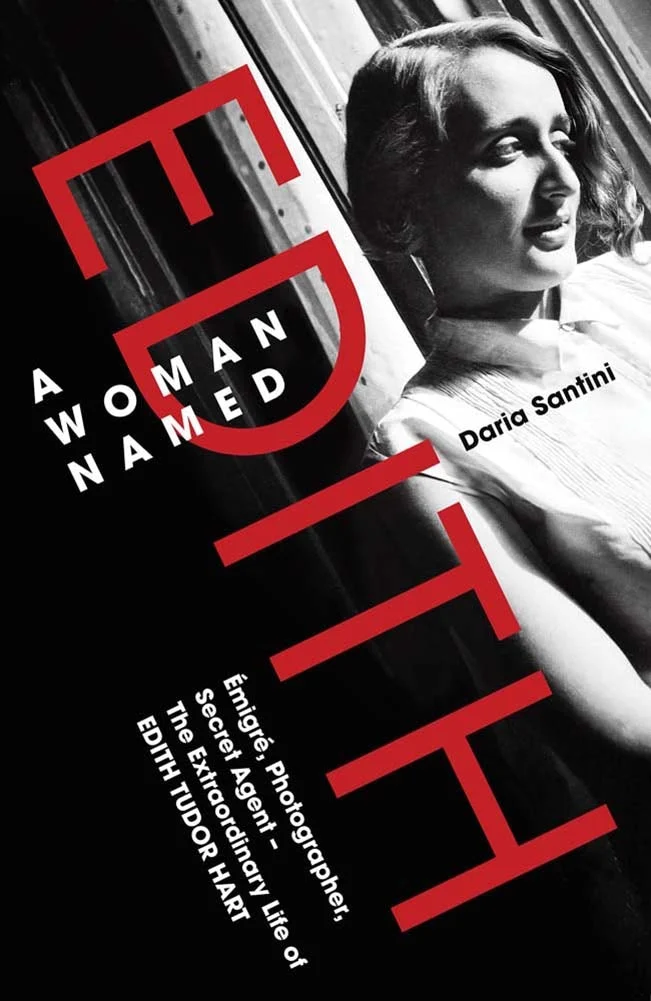 Pencereden dışarı bakan bir kadını gösteren siyah-beyaz bir kitap kapağı. Üzerinde büyük kırmızı “EDITH” yazısı yer alıyor. Diğer metinlerde başlık, yazar Daria Santini ve Edith Tudor Hart’ın fotoğrafçı ve gizli ajan olarak hayatını anlatan alt başlık bulunuyor.