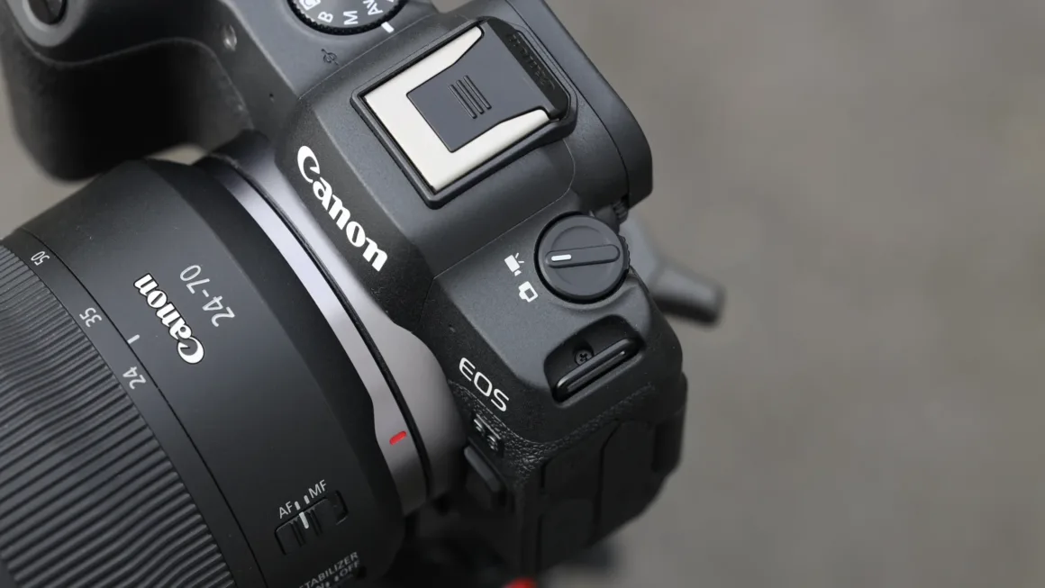 Canon, 7 Aynasız Kamera İçin Firmware Güncellemesi Yayınladı: Amiral Gemisi Modellerde Büyük Yenilikler
