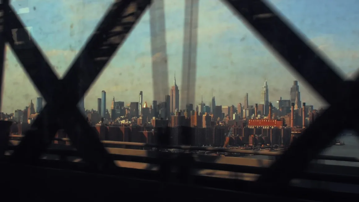 Kareden Önce: Bir Yönetmenin Sokak Fotoğrafçılığı Yaklaşımı 4 Puslu bir günde köprünün koyu renkli çapraz metal kirişleri arasından görülen Empire State Building ve New York şehir manzarası.
