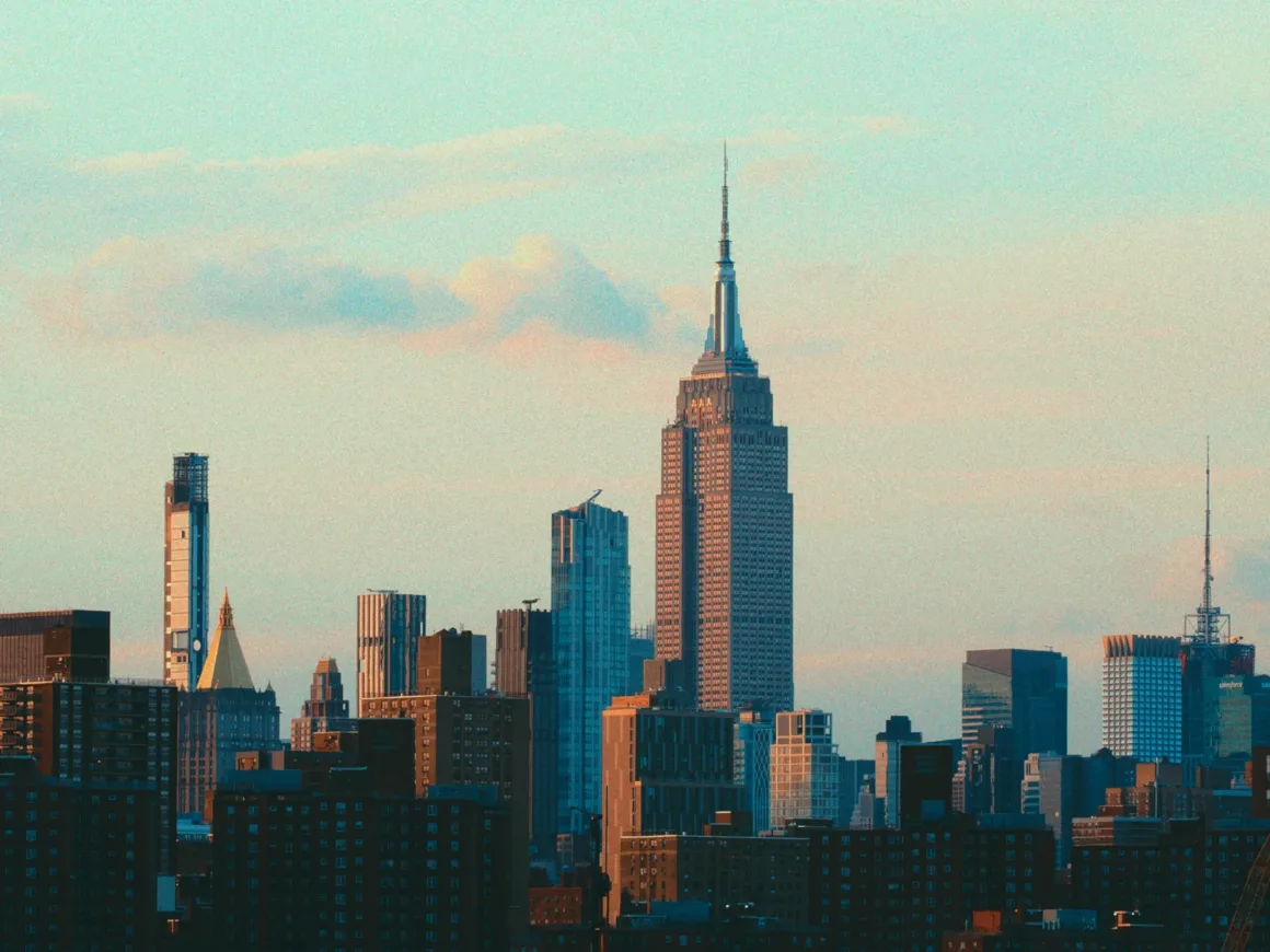 Kareden Önce: Bir Yönetmenin Sokak Fotoğrafçılığı Yaklaşımı 15 Empire State Building ve çevresindeki gökdelenlerin yer aldığı New York şehir silüeti, parçalı bulutlu gökyüzü altında gün batımı sırasında görüntülenmiş.