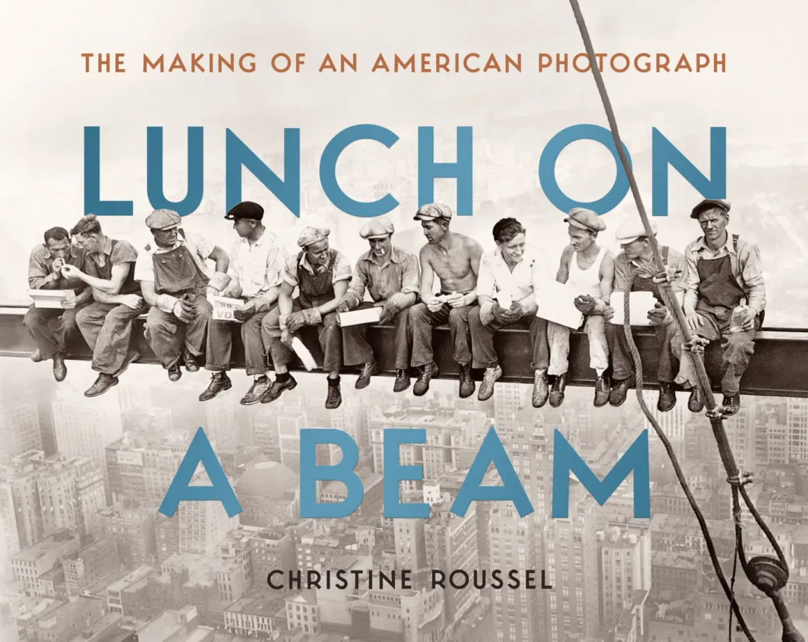 New York üzerinde yüksek bir çelik kirişte öğle yemeği yiyen on bir işçinin siyah beyaz fotoğrafı ve üzerine yerleştirilmiş Christine Roussel imzalı "Lunch on a Beam" kitap kapağı.