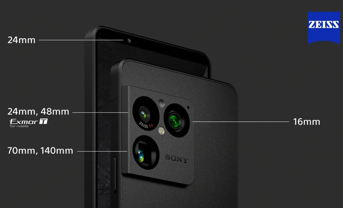 Koyu arka plan üzerinde 16mm, 24mm, 48mm, 70mm ve 140mm odak uzaklıklarının işaretlendiği bir Sony akıllı telefon kamera modülünün yakın plan görüntüsü. Görselde ayrıca "Exmor T for mobile" ve "ZEISS" logoları yer alıyor.