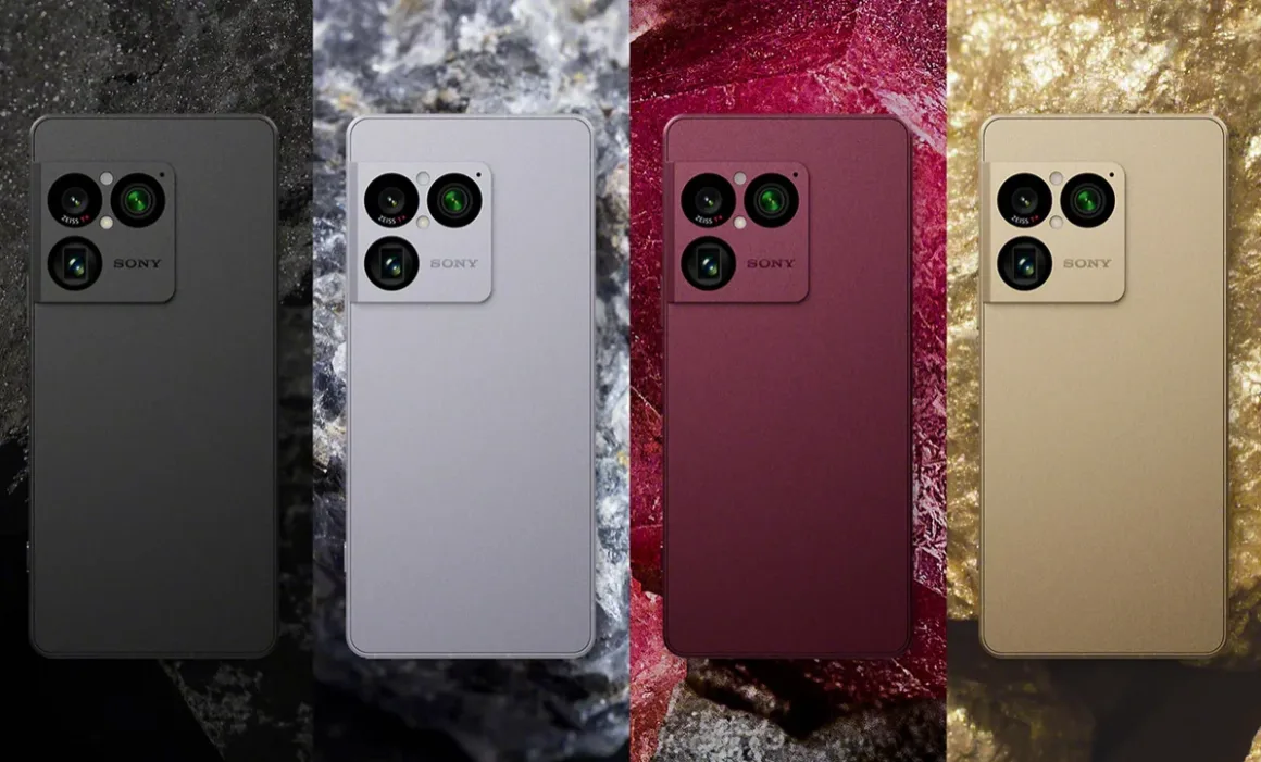Siyah, gümüş, kırmızı ve altın renklerinde dört Sony akıllı telefon arka yüzleri görünecek şekilde yan yana dizilmiş durumda. Her cihazda üçlü kamera modülü bulunuyor ve telefonlar kendi renklerine uygun dokulu arka planlar üzerinde yer alıyor.