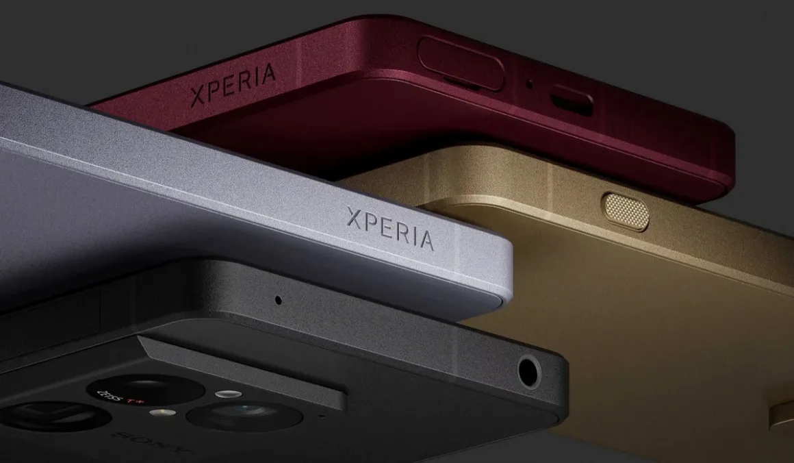 Gümüş, siyah, altın ve bordo renklerinde dört Sony Xperia akıllı telefon üst üste dizilmiş şekilde görülüyor. Görselde telefonların kenar detayları, kamera lensleri ve marka logoları seçiliyor.