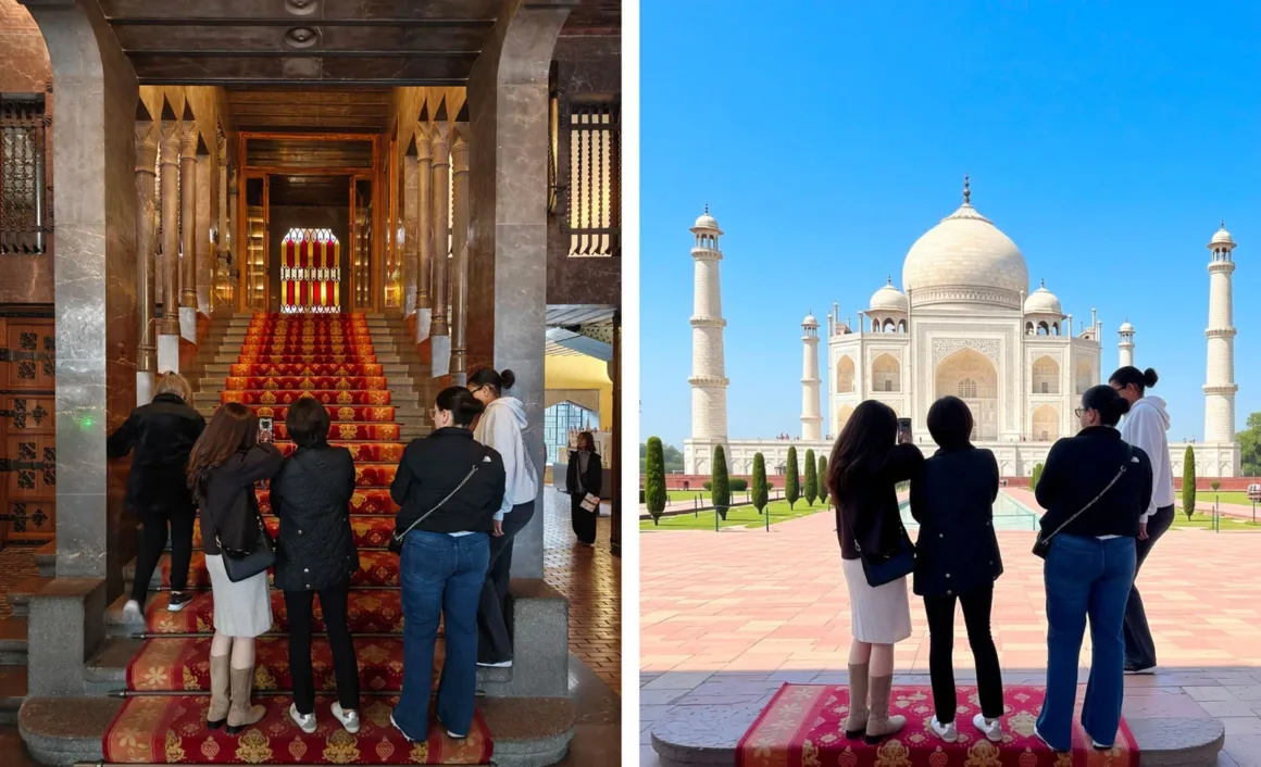 Bir grup insanın arka plandan görüldüğü iki farklı sahne: solda iç mekânda merdiven önünde, sağda Taj Mahal önünde dış mekânda