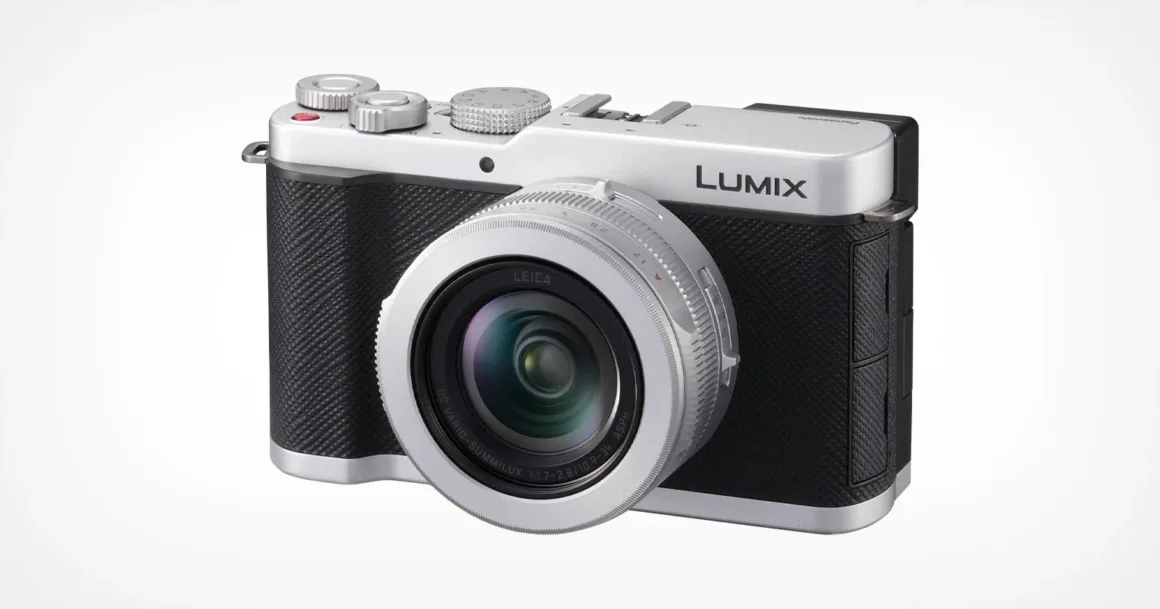 Panasonic, LX100 Ruhunu Taşıyan Yeni Lumix L10’u Tanıttı
Beyaz arka plan önünde konumlandırılmış, öne doğru bakan büyük lensli gümüş ve siyah Lumix dijital fotoğraf makinesi.