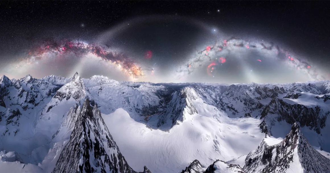 Angel Fux: Triple Galaxy Arch
Karanlık gökyüzü altında karla kaplı dağ zirveleri ve galaksileri andıran parlak, renkli yayların oluşturduğu sürreal bir manzara.